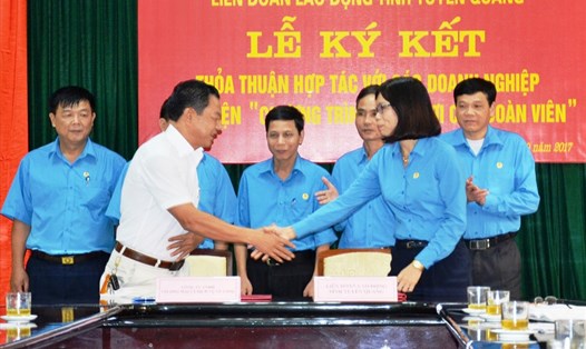Chủ tịch LĐLĐ tỉnh Tuyên Quang Nguyễn Thị Thu Thủy (phải) trong buổi ký kết hợp tác với doanh nghiệp đưa phúc lợi tới đoàn viên công đoàn. Ảnh: TH