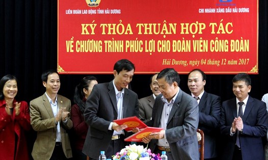 Chủ tịch LĐLĐ tỉnh Hải Dương Mai Xuân Anh (bên trái) ký kết với Chi nhánh Xăng dầu Hải Dương thỏa thuận giảm giá bán hàng cho đoàn viên.Ảnh: D.T