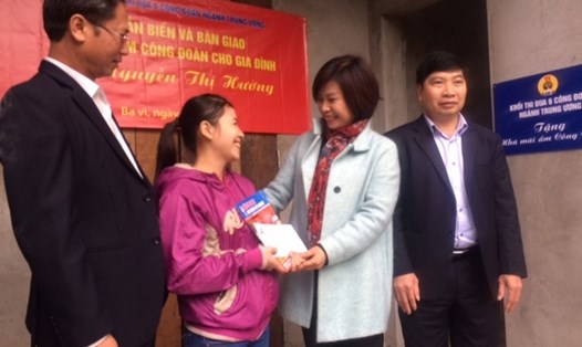 Bà Nguyễn Thị Thủy Lệ, Chủ tịch CĐ Xây dựng Việt Nam trao quà chúc mừng ngôi nhà mới tới chị Hường. 