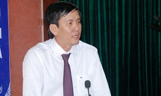 Giám đốc Sở Xây dựng Cà Mau Dư Minh Hùng trả lời chất vấn.