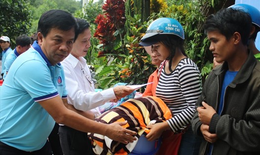 Cộng đồng doanh nghiệp Đà Nẵng trao 300 suất quà cho bà con Nam Trà My bị ảnh hưởng sạt lở do mưa bão. Ảnh: TT