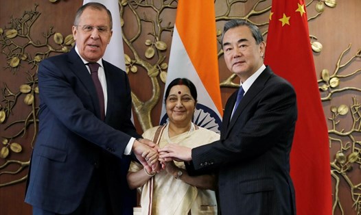 Ngoại trưởng Nga Sergei Lavrov cùng người đồng cấp Ấn Độ Sushma Swaraj và Ngoại trưởng Trung Quốc Vương Nghị. Ảnh: Reuters