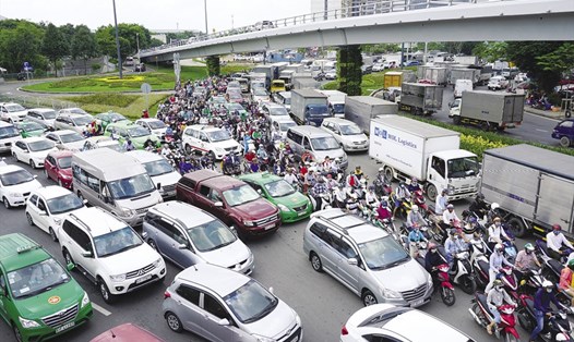 Lượng xe đưa vào lưu thông tăng vọt, trong khi cơ sở hạ tầng được xây dựng mới chưa đáp ứng. Trong ảnh, cầu vượt trước sân bay Tân Sơn Nhất kẹt xe hơn 5 giờ ngày 20.7. Ảnh: MINH QUÂN