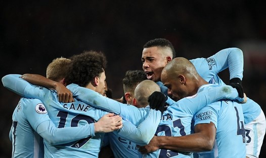Cứ đá như hiện nay, ngôi đầu bảng Premier League sẽ khó thoát khỏi tay Man City. Ảnh: Getty Images.