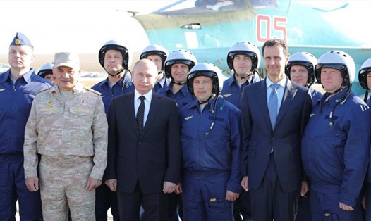 Tổng thống Nga V.Putin và Tổng thống Syria Bashar al-Assad thăm căn cứ không quân Nga tại Latakia, Syria, ngày 11.12.2017. Ảnh: Sputnik