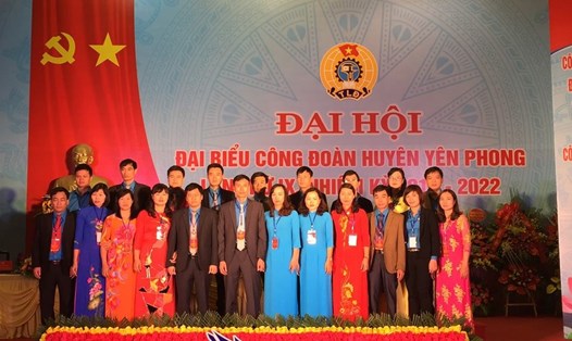 Ban Chấp hành Công đoàn huyện Yên Phong khóa IX, nhiệm kỳ 2017-2022 ra mắt trước Đại hội.
 