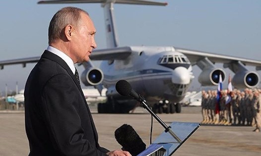 Tổng thống Nga Vladimir Putin thăm căn cứ không quân Hmeymim ở Syria ngày 11.12. Ảnh: Sputnik