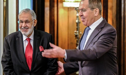 Ngoại trưởng Nga Sergei Lavrov và Ngoại trưởng Chính phủ Hòa hợp Dân tộc Libya Mohamed Taha Siala. Ảnh: Getty Images