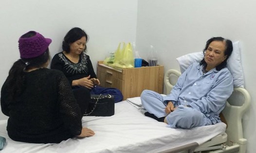 Bà Trần Thị Sinh hiện đang theo dõi sức khỏe tại BV Đa khoa Quốc tế Hải Phòng sau vụ việc xô xát tại BV Việt Tiệp. Ảnh TV