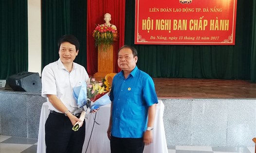 Phó Chủ tịch Tổng LĐLĐVN Trần Văn Lý (bên phải) tặng hoa chúc mừng ông Ngô Xuân Thắng nhận nhiệm vụ mới. Ảnh Thái Bình
