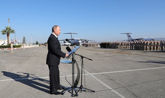 Tổng thống Nga Vladimir Putin tới thăm căn cứ Hmeymim hôm 11.12. Ảnh: Sputnik/AP