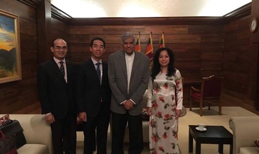 Đại sứ Phan Kiều Thu chụp ảnh cùng Thủ tướng Sri Lanka Ranil Wickremesinghe (thứ hai từ phải sang). Ảnh: BNG