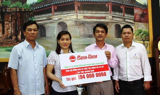 LĐLĐ tỉnh Quảng Nam đón nhận bảng biểu trưng 2.000 suất quà từ Công ty Rạng Đông. Ảnh: LP