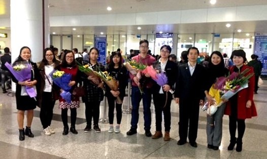 Chào đón đội tuyển Việt Nam trở về tại sân bay (ảnh: Sở GD-ĐT Hà Nội)