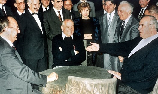 Nhà lãnh đạo Liên Xô Mikhail Gorbachev gặp Thủ tướng Đức Helmut Kohl ngày 15.7.1990. Ảnh: Global Look Press