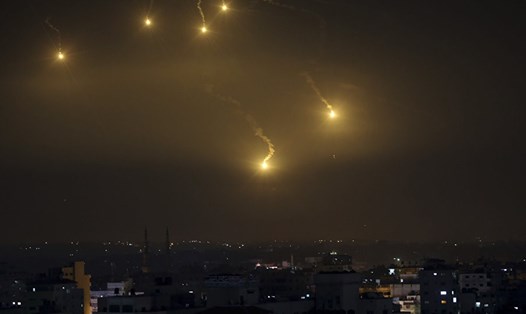 Ba tên lửa từ dải Gaza nhằm vào lãnh thổ Israel trong ngày 13.12. Ảnh: AP