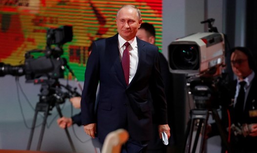 Tổng thống Vladimir Putin bước vào phòng họp báo chiều 14.12. Ảnh: Reuters