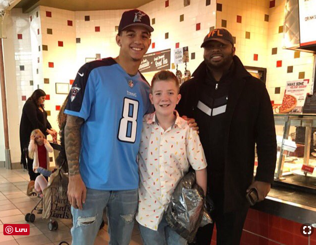 Jarrett Guarantano - cầu thủ bóng đá của đội đại học Tennessee, đã đăng tấm ảnh chụp chung với Keaton, trong đó anh gọi cậu bé là "người bạn mới tốt nhất". 