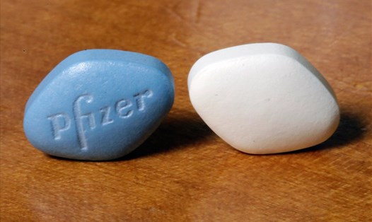 Viên thuốc cường dương Viagra với màu xanh đặc trưng (trái) nằm cạnh phiên bản Viagra giá rẻ ra đời vào ngày 11.12.2017.