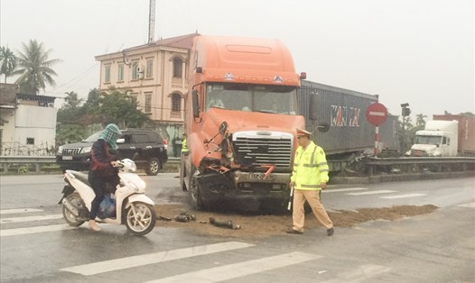 Chiếc xe container nằm chắn ngang trên Quốc lộ 5. Ảnh Trần Vương