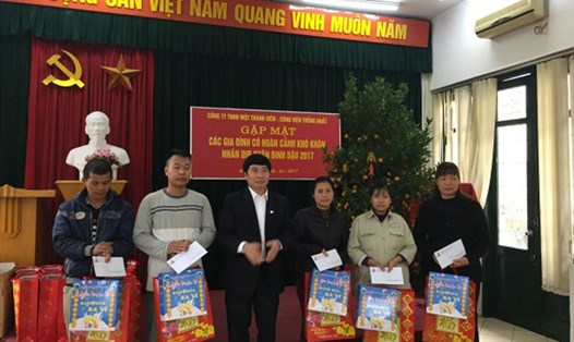 Lãnh đạo CĐ Xây dựng Việt Nam thăm hỏi, tặng quà người lao động trong dịp Tết Đinh Dậu 2017. Ảnh: Q.CHI