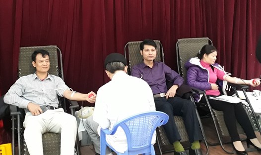 Giáo viên, người lao động thuộc CĐ ngành Giáo dục tỉnh Thái Bình tham gia hiến máu tình nguyện. Ảnh: BM