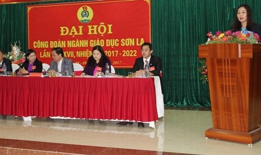 Đồng chí Thái Thị Mai - Phó Chủ tịch LĐLĐ tỉnh Sơn La phát biểu chỉ đạo tại đại hội. Ảnh: CĐ Giáo dục Sơn La.