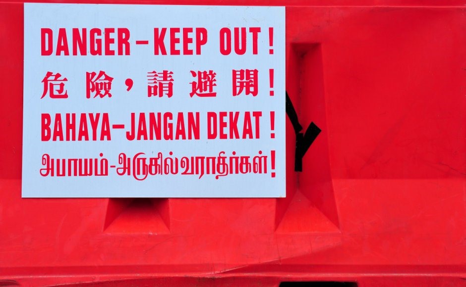 Biển cảnh báo an toàn ở một công trình xây dựng tại Singapore bằng 4 thứ tiếng. Ảnh: Shutterstock