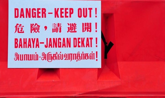 Biển cảnh báo an toàn ở một công trình xây dựng tại Singapore bằng 4 thứ tiếng. Ảnh: Shutterstock