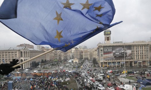 Lá cờ của EU ở thủ đô Kiev, Ukraina. Ảnh: AP