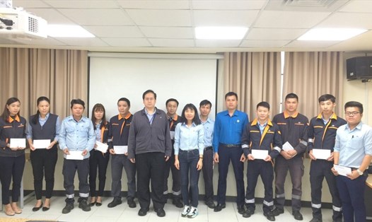 Công đoàn các Khu Kinh tế tỉnh Hà Tĩnh trao 20 suất quà cho công nhân Cty Formosa Hà Tĩnh có hoàn cảnh khó khăn. 