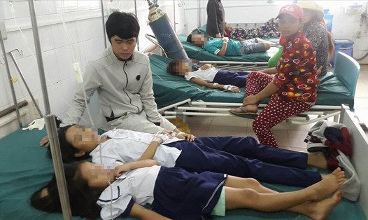 Các em học sinh được chăm sóc tại bệnh viện