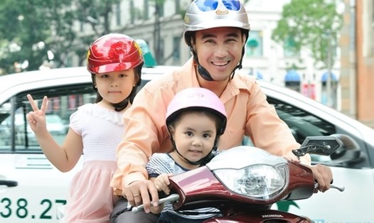 Sau 10 năm thực hiện quy định bắt buộc đội mũ bảo hiểm đối với người đi mô tô, xe gắn máy, tỷ lệ người dân chấp hành đội mũ bảo hiểm khi tham gia giao thông đã đạt hơn 90%.