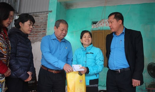 Phó Chủ tịch Tổng LĐLĐ Việt Nam Trần Văn Lý thăm, tặng quà gia đình công nhân Cty tuyển than Hòn Gai. Ảnh: NGUYỄN HÙNG