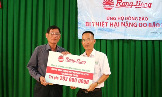 Ông Nguyễn Anh Minh (bìa phải) đại diện Công ty CP bóng đèn phích nước Rạng Đông trao 3.000 suất quà cho LĐLĐ tỉnh Ninh Thuận dành tặng cho người dân, CNLĐ nghèo thiệt hại trong bão. Ảnh: T.T