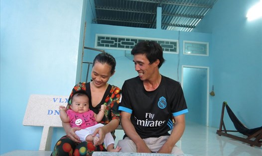 Gia đình nhỏ của anh Lê Trọng Khoa trong căn nhà mới ở thôn Điện lực Cù Lao Dung