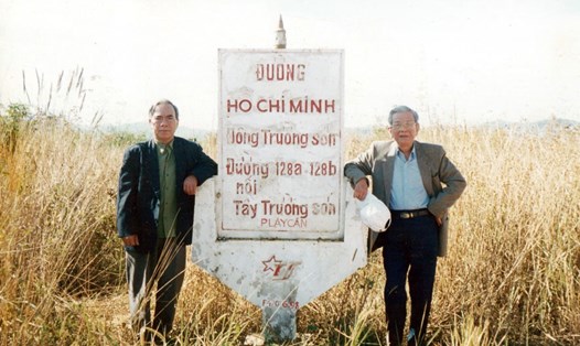 Ông Sô Lây Tăng với cố nhà báo Hữu Thọ tại biên giới Việt - Lào (ảnh trái). Ảnh: TL