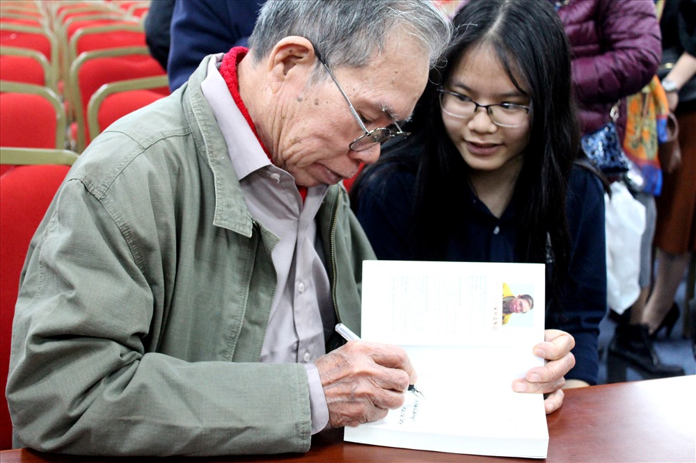 Nhà văn Ma Văn Kháng ký tặng sách cho độc giả.