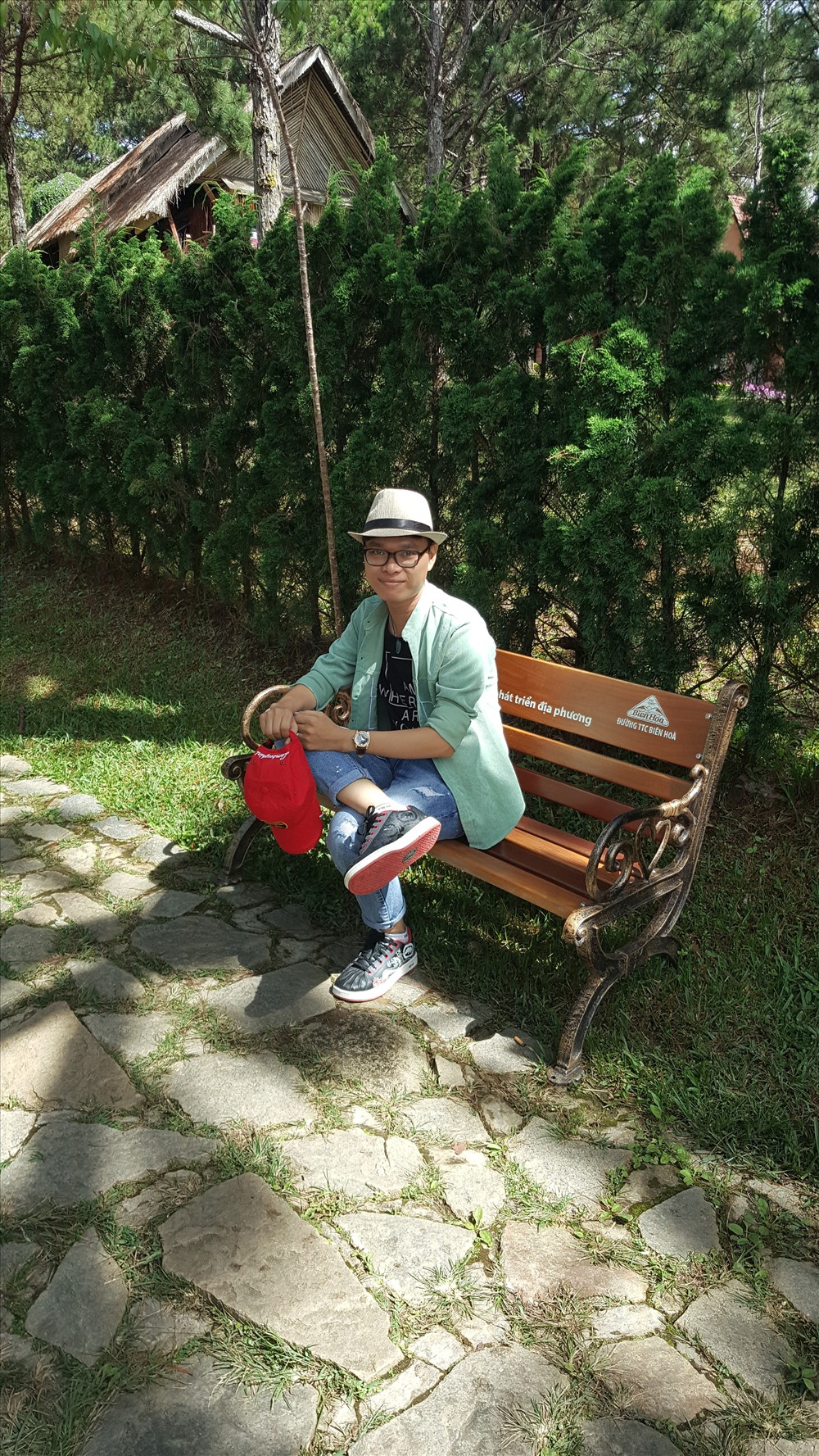 Võ Chí Nhất là cán bộ công an trẻ, sinh năm 1993 tại Củ Chi, TP Hồ Chí Minh. Anh mới xuất bản cuốn tiểu thuyết “Hoàng cung” (tập 1, NXB. Văn nghệ). “Người vợ đĩ” là một trong những truyện ngắn trong tập sắp xuất bản của cây bút trẻ này.