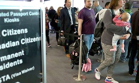 Khách du lịch quốc tế xếp hàng để qua cửa kiểm soát hộ chiếu tự động tại sân bay quốc tế Miami.