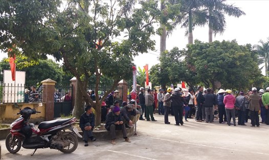 Rất đông người dân tụ tập tại trụ sở xã Vĩnh Phong phản đối vì cho rằng công an giữ người trái luật