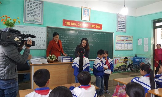 Bà Trần Thị Như Trang – Giám đốc Quỹ Vì Tầm Vóc Việt trao tặng trẻ em nghèo Quỳ Hợp 60.000 ly Sữa học đường