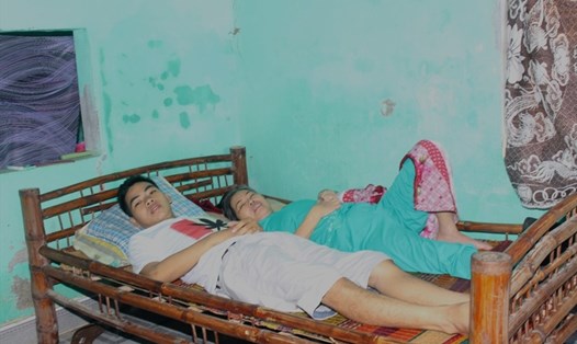 Mẹ Nguyễn Thị Bê và con trai Phan Văn Khánh, nằm đó với hai nỗi đau bệnh tật, nghèo khó…