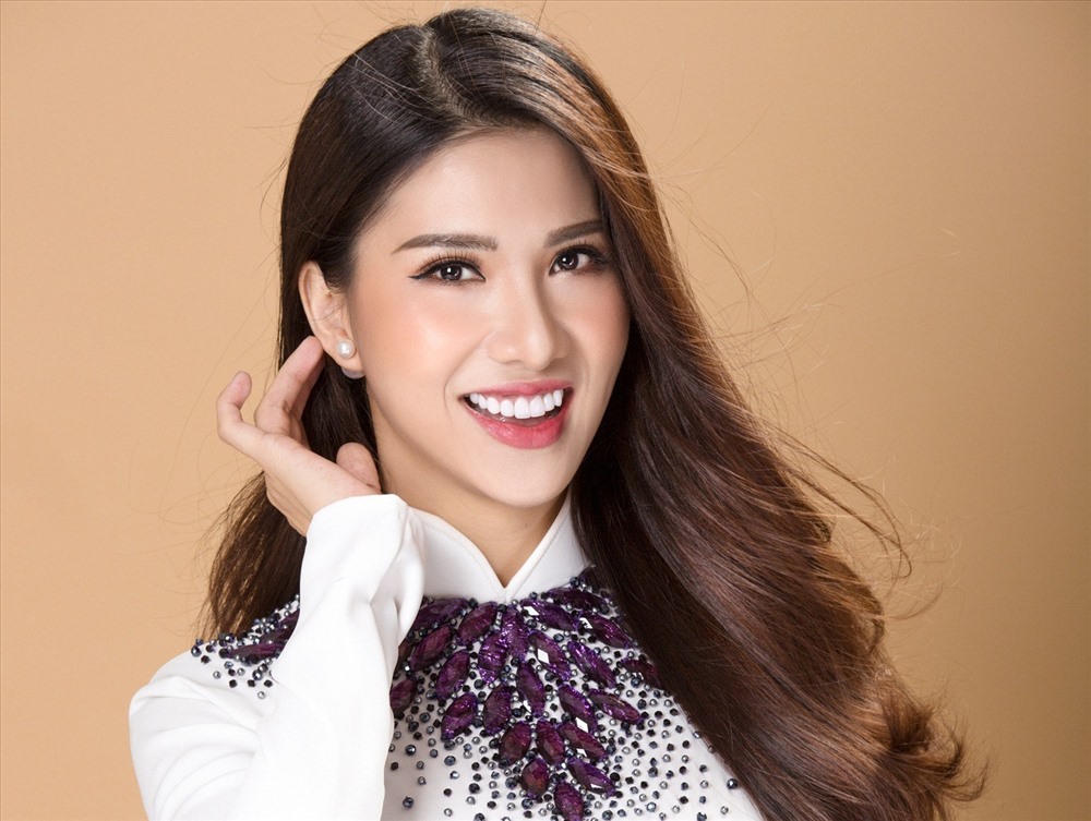 Loan Vương trong tà áo dài duyên dáng. Ảnh: Nhân Phan