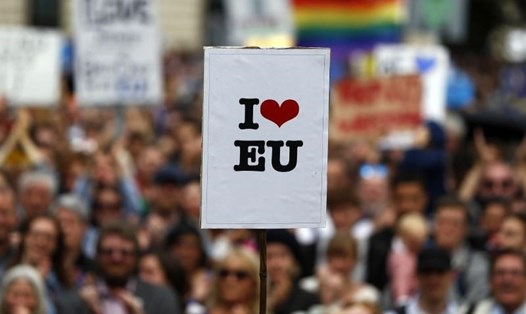 Khảo sát cho thấy 51% người Anh được hỏi muốn ở lại Liên minh Châu Âu (EU). Ảnh: Reuters