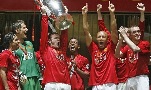 Rooney nâng cao chiếc cup UEFA Champions League mùa 2007-2008 mà Man United giành được. Ảnh: Getty Images.