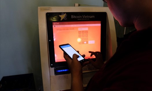 Giao dịch mua bitcoin bằng máy ATM bitcoin ở quán cà phê tại TP.Hồ Chí Minh.
