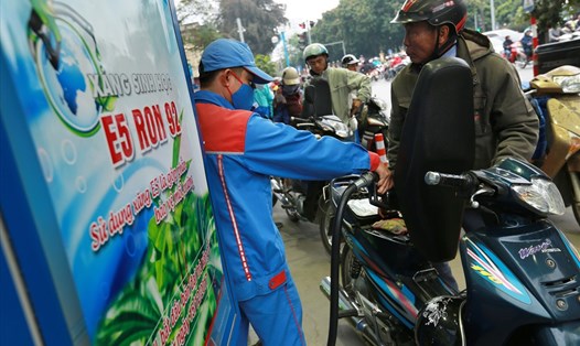 Mua xăng E5 tại cây xăng của PV Oil trên phố Hoàng Quốc Việt (Hà Nội). Ảnh: HẢI NGUYỄN