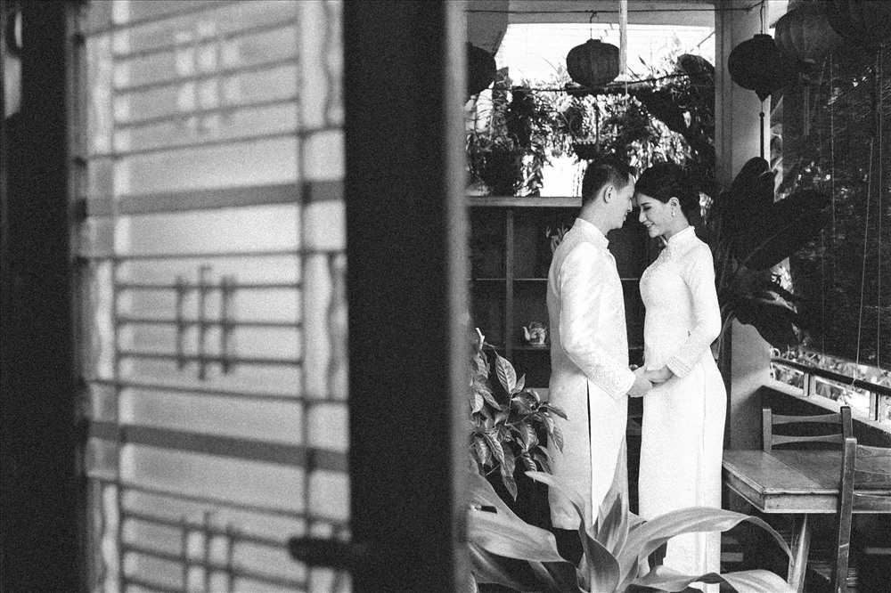 Vợ chồng Trang Trần trong trang phục áo dài. Ảnh: T.L