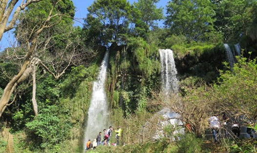Mộc Châu (Sơn La) luôn thu hút du khách với các tour tham quan thác Dải Yếm, đồi chè, mùa hoa cải, hoa mận...